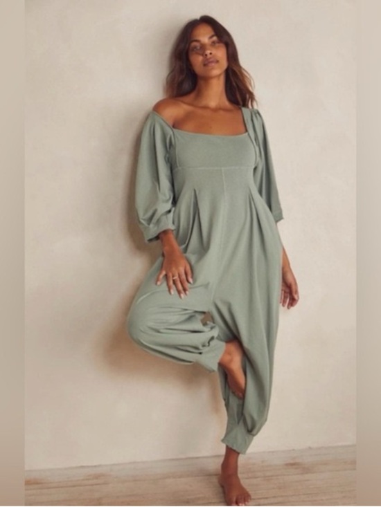 Free People Pants - Free People Lotta Love Romper
XS
Sage Green
Puff Sleeve
Pleated
Reversible
Boho